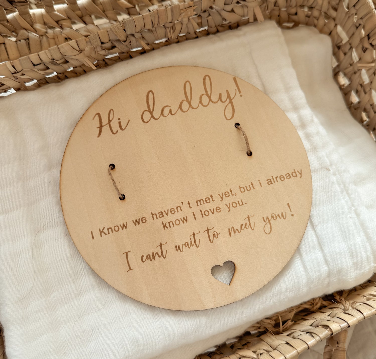Wooden plaque for husband / partner that says. Hi Daddy i know we haven't met yet, but i already know i love you. I can't wait to meet you!' Positive Pregnancy test goes in the middle of disc.